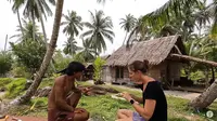 Tinggalkan Rumah dan Pekerjaannya, Peselancar Asal Belgia Memilih Hidup di Pulau Terpencil di Indonesia. (dok. Exploring Alternatives/Youtube)