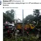 Dua mobil tertimpa pohon tumbang di Jalan LLRE Martadinata, Kota Bandung. Sebelumnya, ibu kota Provinsi Jawa Barat itu dilanda hujan deras disertai angin kencang dan petir. (Screenshot: Twitter/@MustopaUpt)