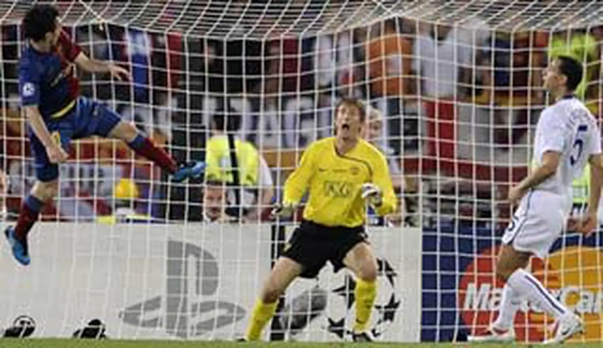 Tandukkan Messi ke gawang Van der Sar.
