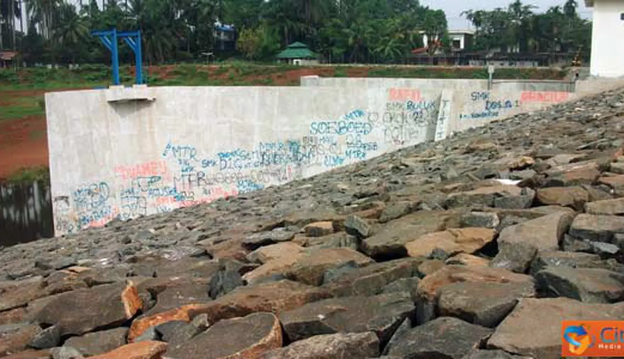 Citizen6, Tangerang: Tembok waduk Situ Gintung terlihat kotor lantaran coretan tangan yang tak bertanggung jawab. (Pengirim: Fahrizal Razak)  