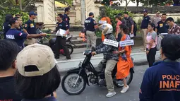 WN Australia, Sara Cannor naik ojek saat rekonstruksi pembunuhan polisi, Aipda Wayan Sudarsa, di dekat Pantai Kuta, Bali, Rabu (31/8). David James Taylor dan Sara memperagakan 68 adegan rokonstruksi di tiga lokasi. (AAP/Lauren Farrow/REUTERS)