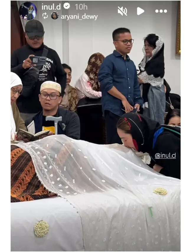 6 Potret Inul Daratista Melayat ke Rumah Duka Titiek Puspa, Unggah Kenangan Manis