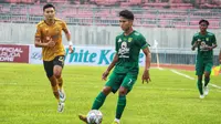 Aksi Maselino Ferdinan, Persebaya Surabaya berhasil mengatasi perlawanan Bhayangkara FC dengan skor 2-1 dalam lanjutan Liga 1 2022/23 yang berlangsung di Stadion Gelora Joko Samudro, Gresik, Senin (23/1/2023) petang WIB. (Wahyu Pratama/Bola.com)