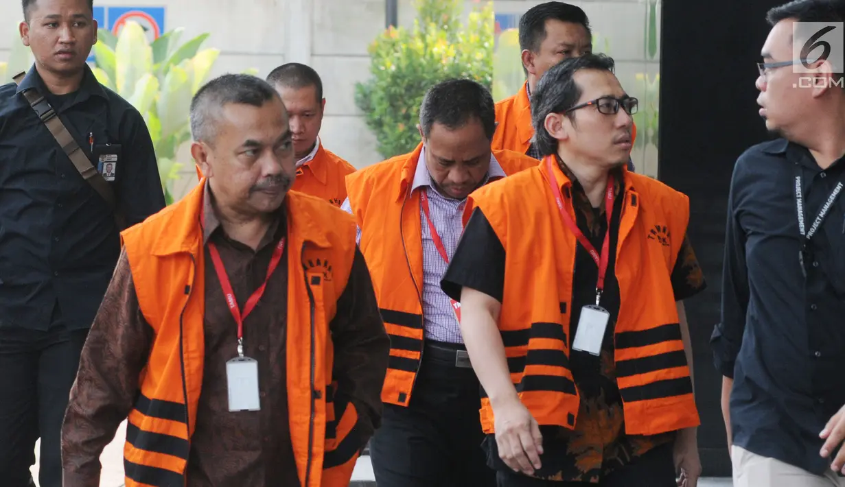 Sejumlah tersangka dari berbagai kasus berjalan saat tiba untuk menjalani pemeriksaan lanjutan oleh penyidik di gedung KPK, Jakarta, Rabu (17/7). Mereka terjerat kasus korupsi. (Merdeka.com/Dwi Narwoko)