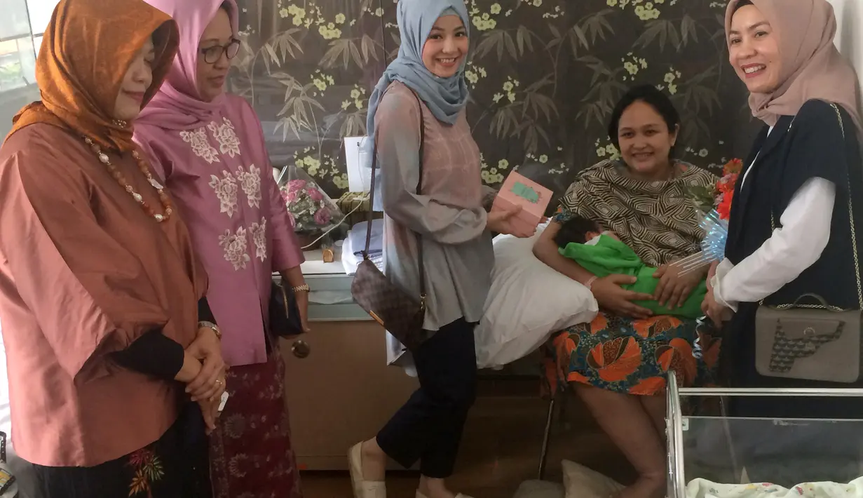 Natasha Rizki saat kunjungan Wardah ke RSIA Kemang, Jakarta Selatan, Kamis (8/12). Dalam memperingati hari ibu, ia akan memberikan apresiasi para ibu yang baru saja mempertaruhkan nyawanya saat melahirkan. (Nurwahyunan/Bintang.com)