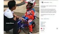 Anak pertama Rifat Sungkar, El-Mayka saat diberi pengarahan dari intruktur RDL sebelum mengendarai motor mini (IG: rifatdrivelabs)