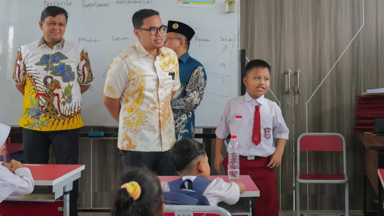 Wakil Wali Kota Tangerang Selatan (Tangsel), Pilar Saga Ichsan, melakukan peninjauan langsung terhadap kondisi infrastruktur dan jalannya aktivitas belajar mengajar di SD Negeri Babakan 01, Kecamatan Setu. (Istimewa)