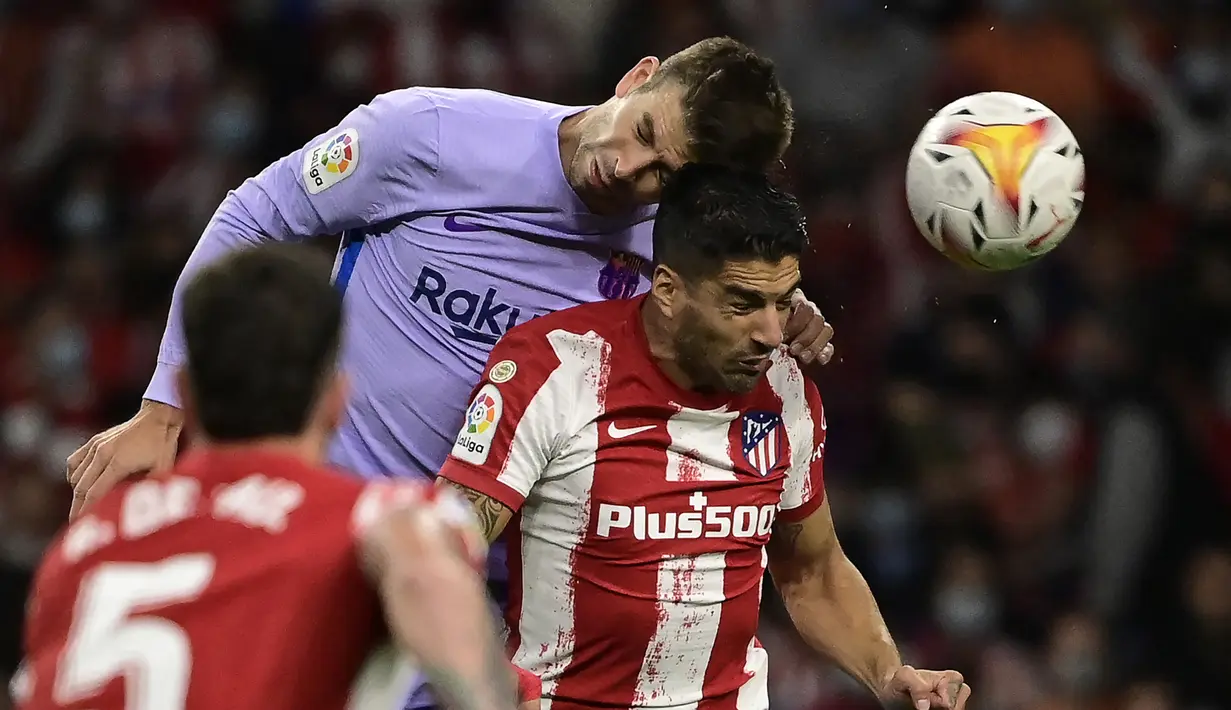 Atletico Madrid. Gerard Pique tercatat total 25 kali jumpa Atletico Madrid saat berseragam Barcelona di Liga Spanyol dengan torehan menang 16 kali, imbang 7 kali dan 2 kali kalah. Kemenangan terbesar atas Atletico Madrid terjadi dengan skor 6-1 pada pekan ke-6 musim 2008/2009 yang menjadi musim debutnya bersama Barcelona. Total ia menyumbang 1 gol dari 25 laga kontra Atletico Madrid. (AFP/Javier Soriano)