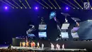 Artis China, Jackson Yee tampil pada Upacara Penutupan Asian Games 2018 di Stadion Utama GBK, Jakarta, Minggu (2/9). Penyanyi ini tampil setelah penyerahan api dan bendera dari Indonesia kepada perwakilan China. (Liputan6.com/Helmi Fithriansyah)