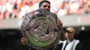 Manajer Arsenal Mikel Arteta memegang trofi setelah timnya memenangi laga final Community Shield antara Arsenal vs Manchester City di Cardiff, Wales, Minggu, 16 Agustus 2026. (AP Photo/Alastair Grant)
