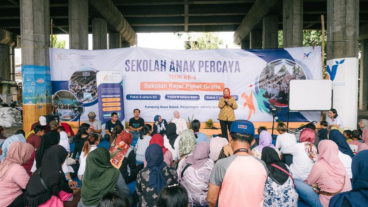 8 Potret Andien Buka Sekolah Gratis di Tengah Tumpukan Sampah Rawa Bebek, Banjir Pujian