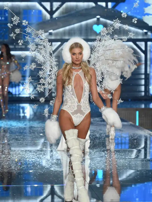 Elsa Hosk turut ambil bagian dalam memeragakan pakaian dalam mewah ini, ia memakai busana bertemakan salju di panggung catwalk Victoria's Secret Fashion Show 2015. (AFP/Bintang.com)