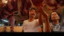 Menurut para pedagang yang menyebabkan daging sapi terus mengalami kenaikan harga karena stok daging sapinya terbatas, Pasar Minggu, Jakarta, Kamis (24/7/2014) (Liputan6.com/Miftahul Hayat)