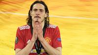 Striker Manchester United, Edinson Cavani, tampak kecewa usai ditaklukkan Villarreal pada laga final Liga Europa di Stadion Gdansk, Kamis (27/5/2021). MU gagal menjadi juara usai takluk adu penalti dengan skor 10-11. (AFP/Aleksandra Szmigel/Pool)