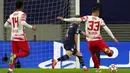 Pemain RB Leipzig Andre Silva (kanan) mencetak gol ke gawang Manchester City pada pertandingan sepak bola Grup A Liga Champions di Red Bull Arena, Leipzig, Jerman, 7 Desember 2021. RB Leipzig menang 2-1. (AP Photo/Michael Sohn)