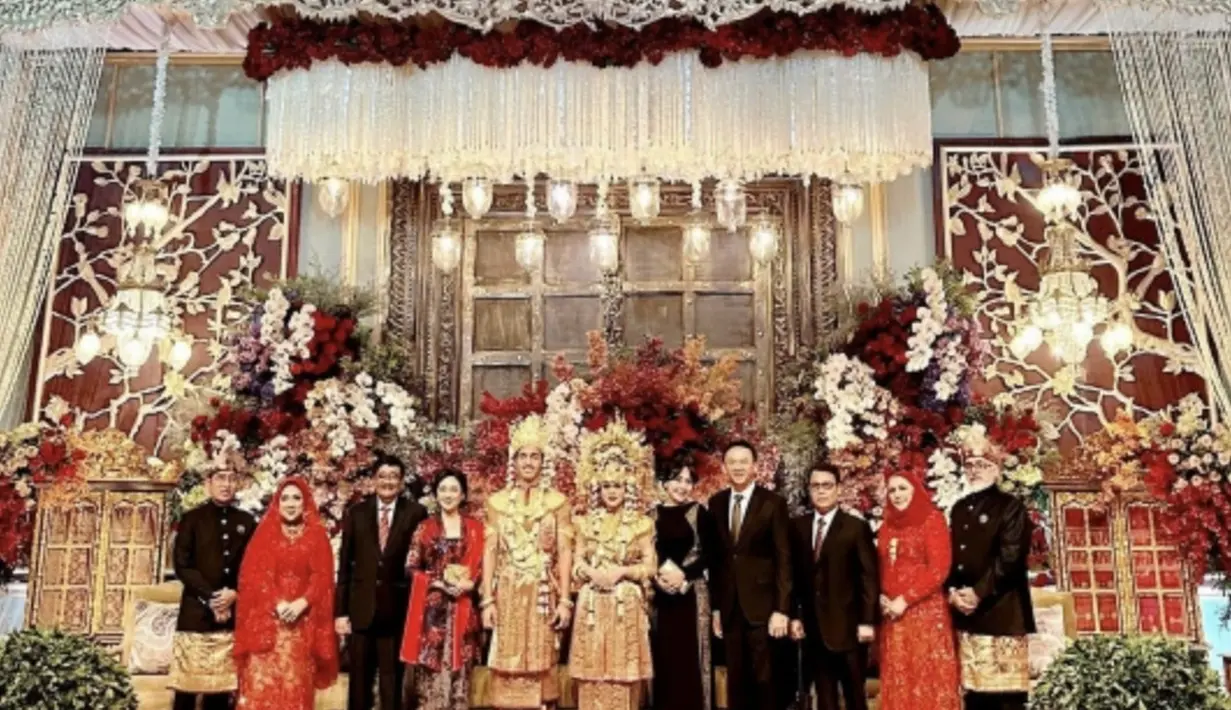 Mengimbangi gaya anggunnya, tampilan rambut bun juga membuat dress yang dikenakan semakin mendominasi.  [Foto: Instagram/ @btpnd]