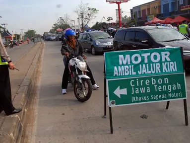 Polres Karawang melakukan pengalihan arus lalu lintas mulai dari pertigaan jembatan Lamaran, (26/7/2014). (Liputan6.com/Miftahul Hayat)