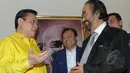 Ketua Umum DPP Partai Golkar versi Munas Ancol, Agung Laksono, berbincang dengan Ketua Umum DPP Partai Nasdem Surya Paloh di Kantor DPP Partai Nasdem di Gondangdia, Jakarta Pusat, Rabu (11/3/2015). (Liputan6.com/Herman Zakharia)