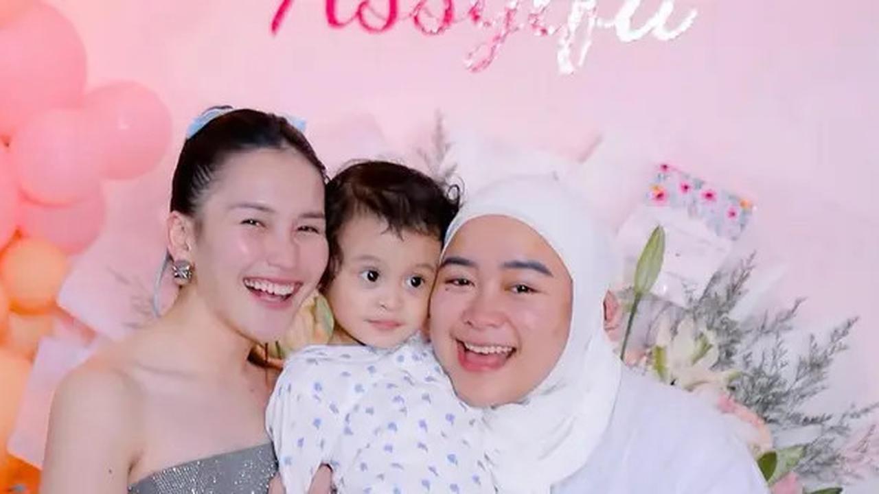 Potret Ayu Ting Ting di Momen Ulang Tahun Sang Adik, Cantik Banget Sampai Dikira Idol K-Pop Meski Nyaris Tanpa Makeup