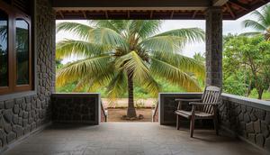 Inspirasi teras rumah kampung ada pohon kelapa biar adem alami. [Foto: Gemini]