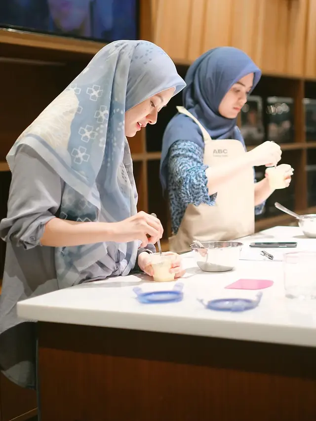 Dinda Hauw belajar masak (https://www.instagram.com/p/B6SXXhWpUDj/)