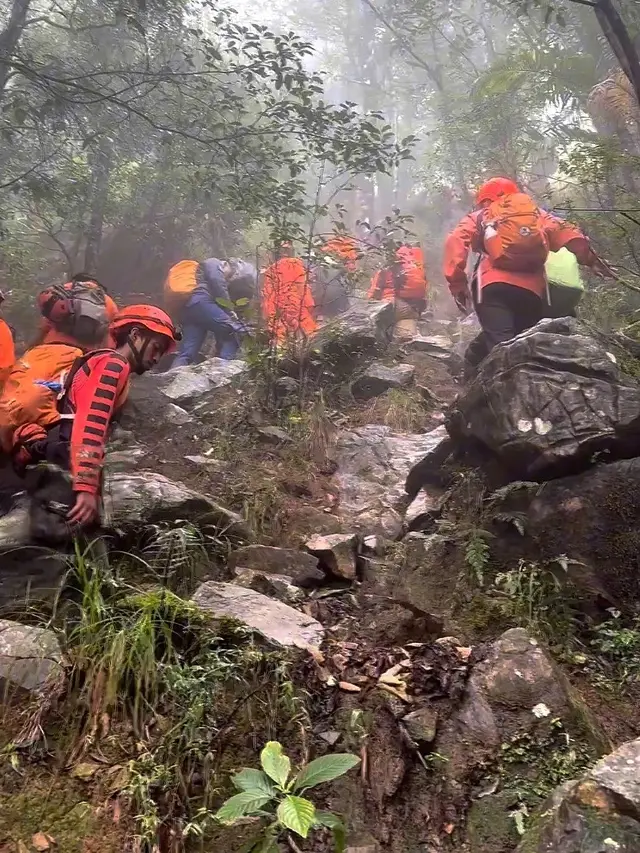 Perjuangan Tim SAR Gabungan Evakuasi Korban Pesawat ATR 42-500: Gelantungan di Helikopter hingga Tebing