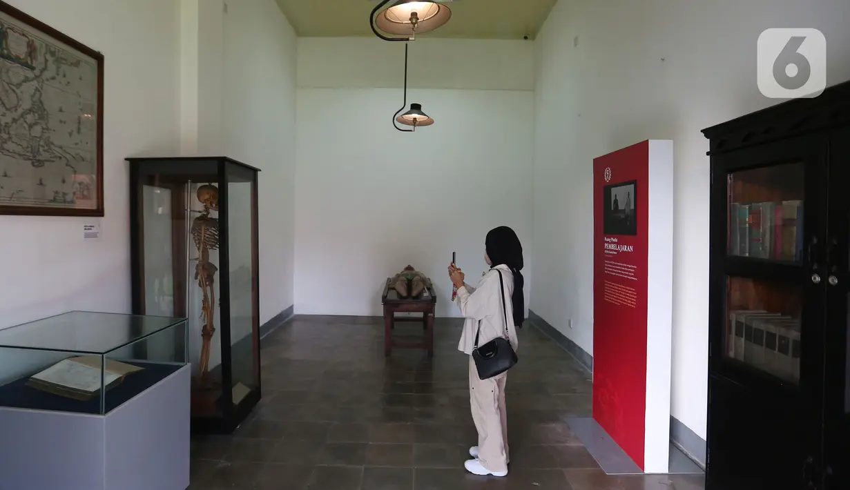 Pengunjung pelajar menyaksikan diorama sejarah pada Pameran Retrospeksi di museum Kebangkitan Nasional di Jakarta, Sabtu (21/5/2022). Pameran Retrospeksi tersebut dalam rangka memperingati hari Kebangkitan Nasional yang berlangsung dari tanggal 20 Mei - 18 Juni 2022. (Liputan6.com/Johan Tallo)
