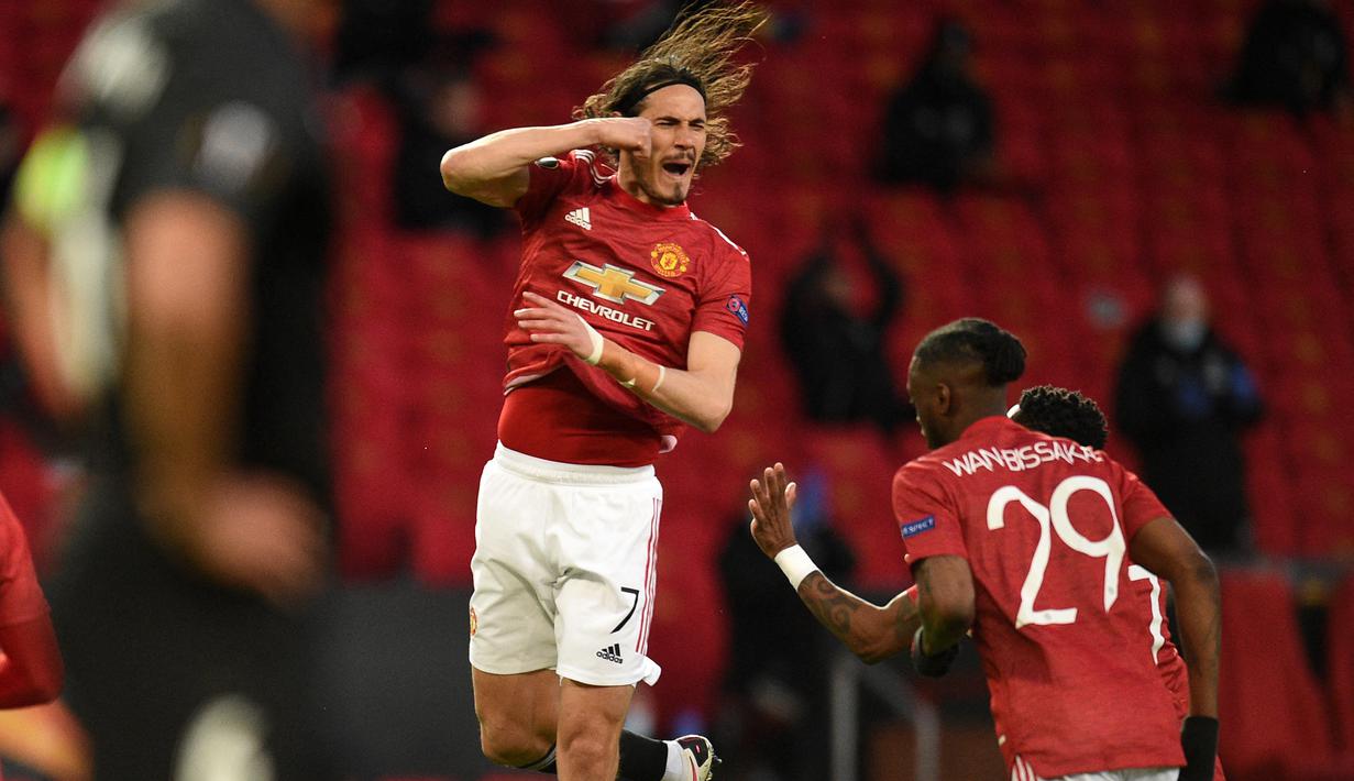 Striker Manchester United, Edinson Cavani (tengah) melakukan selebrasi usai mencetak gol pertama timnya ke gawang Granada dalam laga leg kedua perempatfinal Liga Europa 2020/2021 di Old Trafford Stadium, Manchester, Kamis (15/4/2021). Manchester United menang 2-0 atas Granada. (AFP/Oli Scarff)