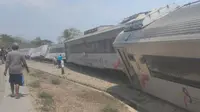 Kereta Argo Semeru mengalami anjlok di depan Stasiun Kalimenur lama, di kawasan Sukoreno, Kecamatan Sentolo, Kabupaten Kulon Progo, Daerah Istimewa Yogyakarta, Selasa (17/10/2023). (Liputan6.com/ Dok Ist @fajardian)