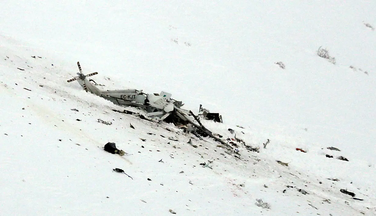 Sebuah helikopter penyelamat yang membawa tujuh orang jatuh di Italia, Selasa (24/1). Helikopter jatuh usai menyelamatkan pemain ski yang terluka di daerah ski Campo Felice. (AP Photo)