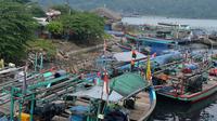Sebagian besar nelayan Cilacap pilih menambatkan perahu dan libur melaut lantaran ancaman gelombang tinggi di perairan selatan. (Foto: Liputan6.com/Muhamad Ridlo)