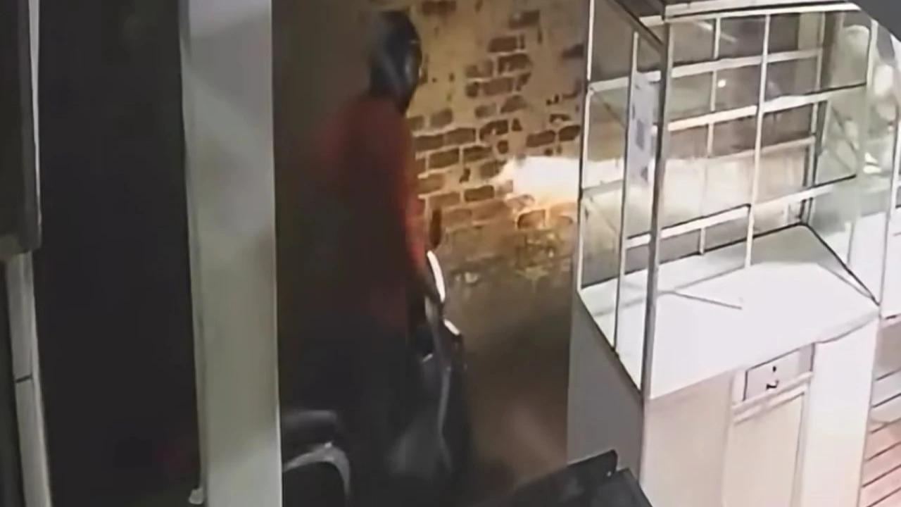 Terekam CCTV, Mahasiswi Unpad Diancam Pisau dan Dilindas Motor saat Mau Pulang ke Indekos