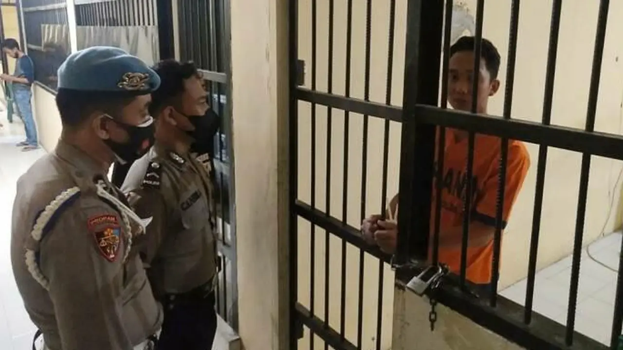 Randy Bagus ditahan di polda Jatim dan diborgol (Dian Kurniawan/Liputan6.com)