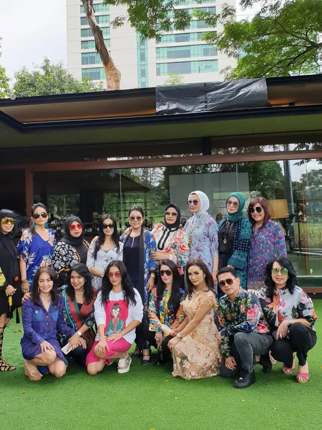 Mayangsari dan geng arisan Kempompong. (Foto: Instagram @mayangsaritrihatmodjoreal)