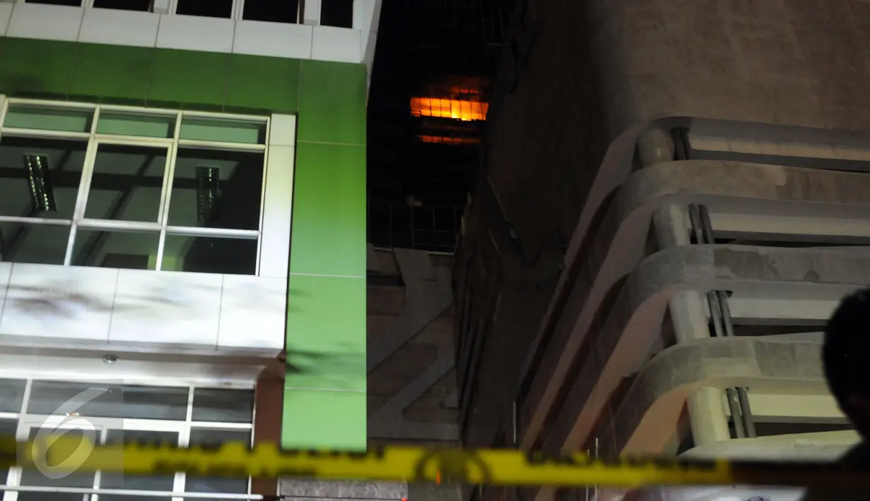 Titik api terlihat di sekitar lantai 23 bangunan Gedung Swiss Belhotel, Kelapa Gading, Jakarta, Minggu (7/8). Dua pekerja dikabarkan tewas saat terjadi kebakaran di hotel yang masih dalam tahap penyelesaian. (Liputan6.com/Helmi Fithriansyah)