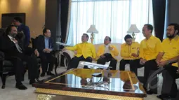 Golkar kubu Agung Laksono mendatangi kantor DPP Partai Nasdem di Gondangdia, Jakarta Pusat, Rabu (11/3/2015). Tujuan kedatangan mereka untuk membahas kemungkinan bergabung dengan koalisi pendukung pemerintah (Liputan6.com/Herman Zakharia)