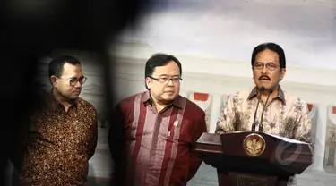 Menko Perekonomian Sofyan Djalil (kanan), didampingi Menkeu Bambang Brodjonegoro (tengah) dan Menteri ESDM Sudirman Said (kiri) memberi keterangan pers usai menghadiri rapat terbatas di Kantor Presiden, Jakarta, Senin (16/3). (Liputan6.com/Faizal Fanani)