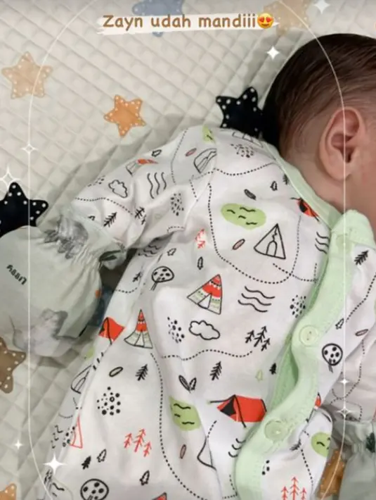 Banyak artis Tanah Air yang kini memang sering rahasiakan wajah buah hati, salah satunya Aditya Zoni dan Yasmine Ow. Sering unggah foto buah hati tetapi hanya setengah wajah, warganet semakin tak sabar melihat wajah Baby Zayn. Unggah foto sang buah hati di Instagram setelah mandi, Baby Zayn yang sudah baru berusia 5 hari ini semakin terlihat gemas. Kenakan sarung tangan dan rambutnya sudah disisir rapi, banyak yang menyebut Baby Zayn pasti punya wajah tampan. (Liputan6.com/IG@yxsmine.ow)