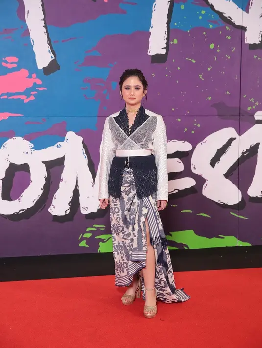 Padanan kebaya lawas dengan outer dari Jeffry Tan dan kain tenun khas NTB bikin tampilan Tissa Biani terlihat lebih modern dan modis. [Fimela/Adrian Utama Putra].