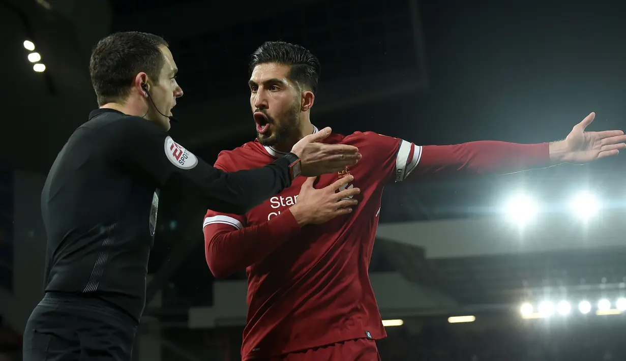 Gelandang Liverpool Emre Can melakukan protes terhadap hakim garis yang menyatakan penalti untuk Tottenham Hotspur dalam pertandingan Liga Inggris di Anfield, Liverpool (4/2). (AFP/Paul Ellis)