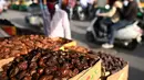 Kurma dan buah-buahan kering dipajang di rak-rak toko di sepanjang jalan untuk bulan suci Ramadhan di Delhi, India pada Selasa (13/4/2021). Kurma sangat identik dengan bulan Ramadhan, karena buah yang satu ini kerap dijadikan pengisi menu sahur dan berbuka puasa. (Sajjad HUSSAIN / AFP)