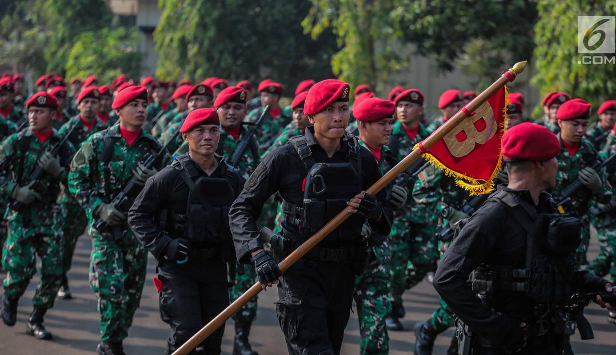 Pasukan Komando Operasi Khusus (Koopssus) TNI membawa bendera usai peresmian di Lapangan Markas Koopssus TNI, Mabes TNI, Jakarta, Selasa (30/7/2019). Kedudukan Dankoopssus TNI berada di bawah dan bertanggung jawab kepada Panglima TNI. (Liputan6.com/Faizal Fanani)