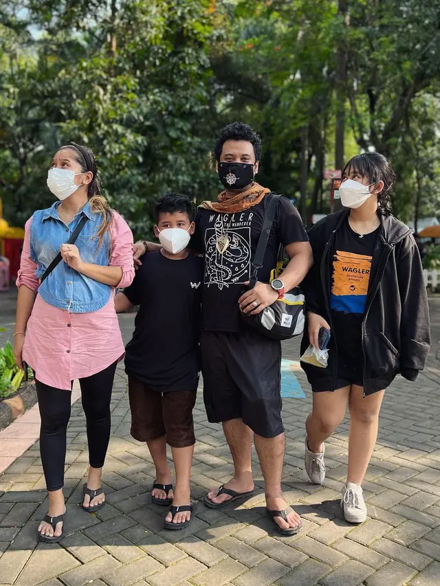 6 Potret Panji Petualang dan Istri yang Jarang Tersorot, Selalu Setia Menemani