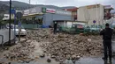 Batu-batu tergeletak di luar supermarket setelah hujan lebat melanda desa Malia di pulau Kreta, Yunani, Selasa (10/11/2020). Banjir besar di Pulau Kreta Yunani merusak jalan, membanjiri ratusan rumah, dan menyeret mobil ke laut di tengah hujan deras yang sedang berlangsung. (AP Photo/Harry Nakos)