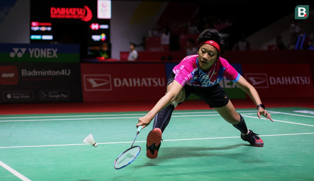 Putri Kusuma Wardani yang akrab disapa Putri KW mampu lolos ke babak 16 besar Indonesia Masters 2023 setelah mengalahkan pebulu tangkis tunggal putri Jepang, Aya Ohori di babak 32 besar dengan kemenangan rubber game, 21-17, 23-25 dan 23-21 dalam waktu 1 jam 28 menit. (Bola.com/Bagaskara Lazuardi)