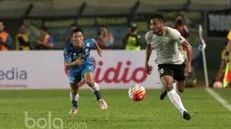 Pemain Persib Bandung, Henhen, berusaha mengejar pemain Persela Lamongan, Saddil Ramdani pada laga Piala Presiden 2017 di Stadion Si Jalak Harupat, Bandung, Jumat (17/2/2017). Persib menang 2-0 atas Persela. (Bola.com/Nicklas Hanoatubun)