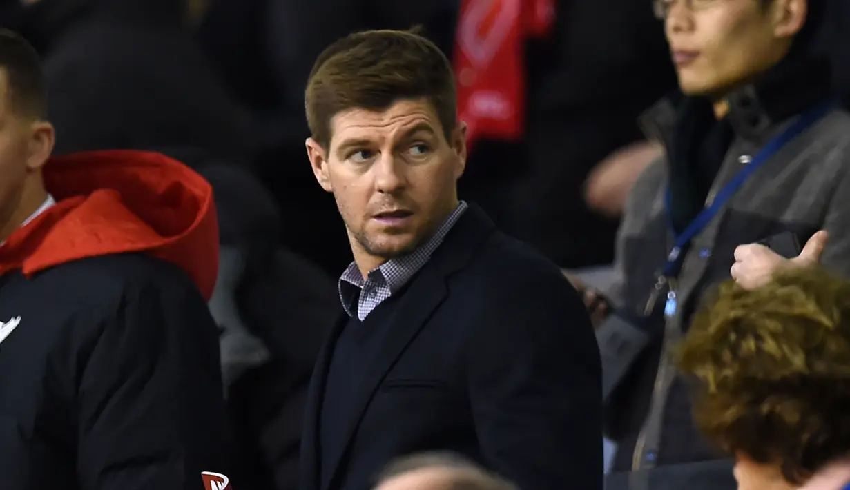Mantan Kapten Liverpool, Steven Gerrard hadir pada pertandingan lanjutan Liga Premier Inggris antara Liverpool vs Swansea City di Stadion Anfiled, Senin (30/11/2015) dini hari WIB. (AFP Photo/Paul Ellis)