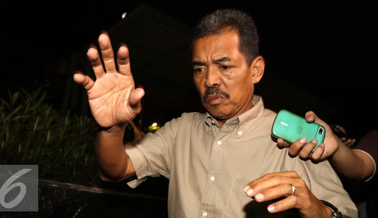 Tersangka JPU pada Kejati Sumbar, Farizal usai menjalani pemeriksaan KPK, Jakarta, Rabu (21/9). Farizal diduga menerima suap Rp365 juta dari terdakwa Xaveriandy Sutanto. (Liputan6.com/Helmi Afandi)
