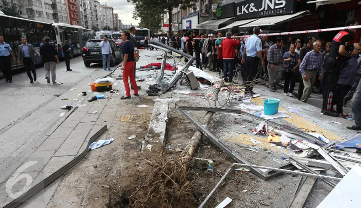 Sejumlah orang berkumpul di lokasi kecelakaan akibat sebuah bus menabrak halte yang penuh penumpang di distrik Dikimevi, Ankara, Turki, Kamis (1/10/2015). 12 orang tewas akibat bus kehilangan kendali karena mengalami rem blong. (AFP PHOTO/ADEM ALTAN)