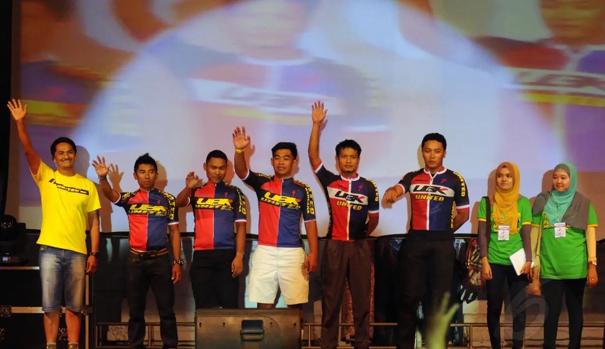 18 tim akan tampil dalam lomba balap sepeda Internasional Tour De Banyuwangi Ijen, (15/10/2014). Tampak, sejumlah pembalap memberikan salam saat malam pembukaan Internasional Tour De Banyuwangi Ijen.(Liputan6.com/Helmi Fithriansyah)